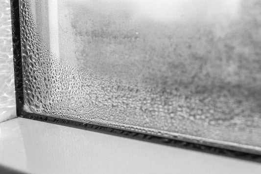 Condensation : pourquoi vos murs et fenêtres « transpirent » en hiver Storaxo