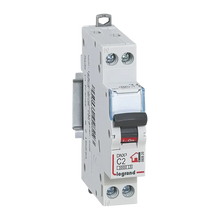 Photo sur fond blanc du disjoncteur modulaire