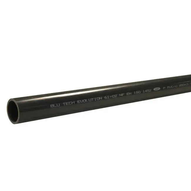 Tuyau PVC rigide - photo sur fond blanc