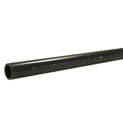 Tuyau PVC rigide - photo sur fond blanc